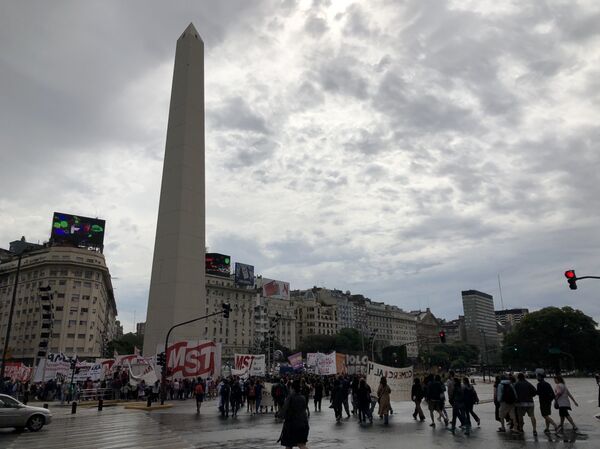La movilización pasó por enfrente al Obelisco de la Ciudad de Buenos Aires - Sputnik Mundo