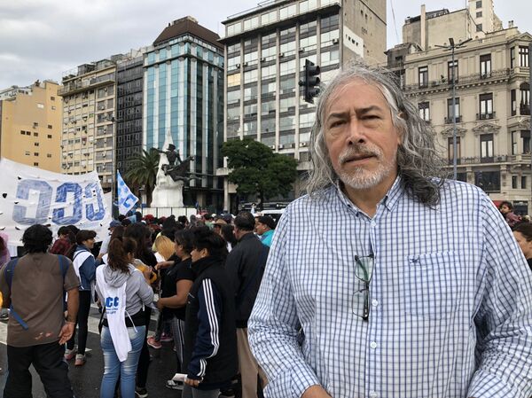 Tomás García es docente y marcha por mejores condiciones salariales para afrontar la crisis que atraviesa Argentina - Sputnik Mundo