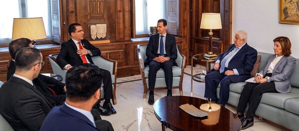 El presidente de Siria, Bashar Asad, el ministro de exteriores venezolano, Jorge Arreaza, y el sirio, Walid Muallem - Sputnik Mundo