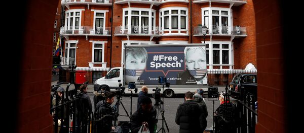 Retrato de Julian Assange cerca de la Embajada de Ecuador en Londres Retrato de Julian Assange cerca de la Embajada de Ecuador en Londres - Sputnik Mundo