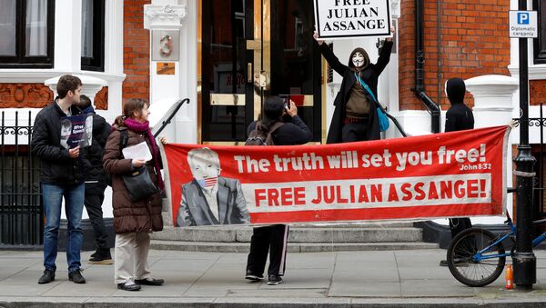 Protesta de los defensores del fundador de Wikileaks, Julian Assange, ante la Embajada de Ecuador en Londres, Reino Unido Protesta de los defensores del fundador de Wikileaks, Julian Assange, ante la Embajada de Ecuador en Londres, Reino Unido - Sputnik Mundo