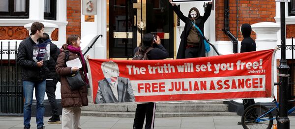 Protesta de los defensores del fundador de Wikileaks, Julian Assange, ante la Embajada de Ecuador en Londres, Reino Unido Protesta de los defensores del fundador de Wikileaks, Julian Assange, ante la Embajada de Ecuador en Londres, Reino Unido - Sputnik Mundo