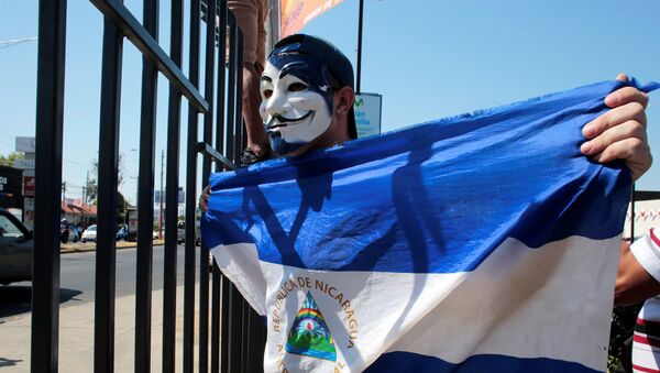 Un hombre con la bandera de Nicaragua - Sputnik Mundo