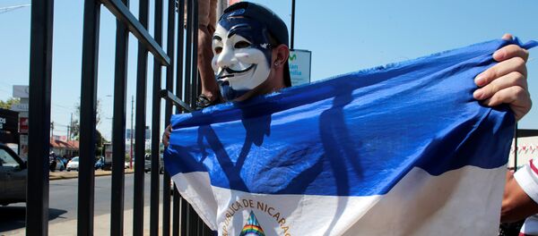 Un hombre con la bandera de Nicaragua Un hombre con la bandera de Nicaragua - Sputnik Mundo