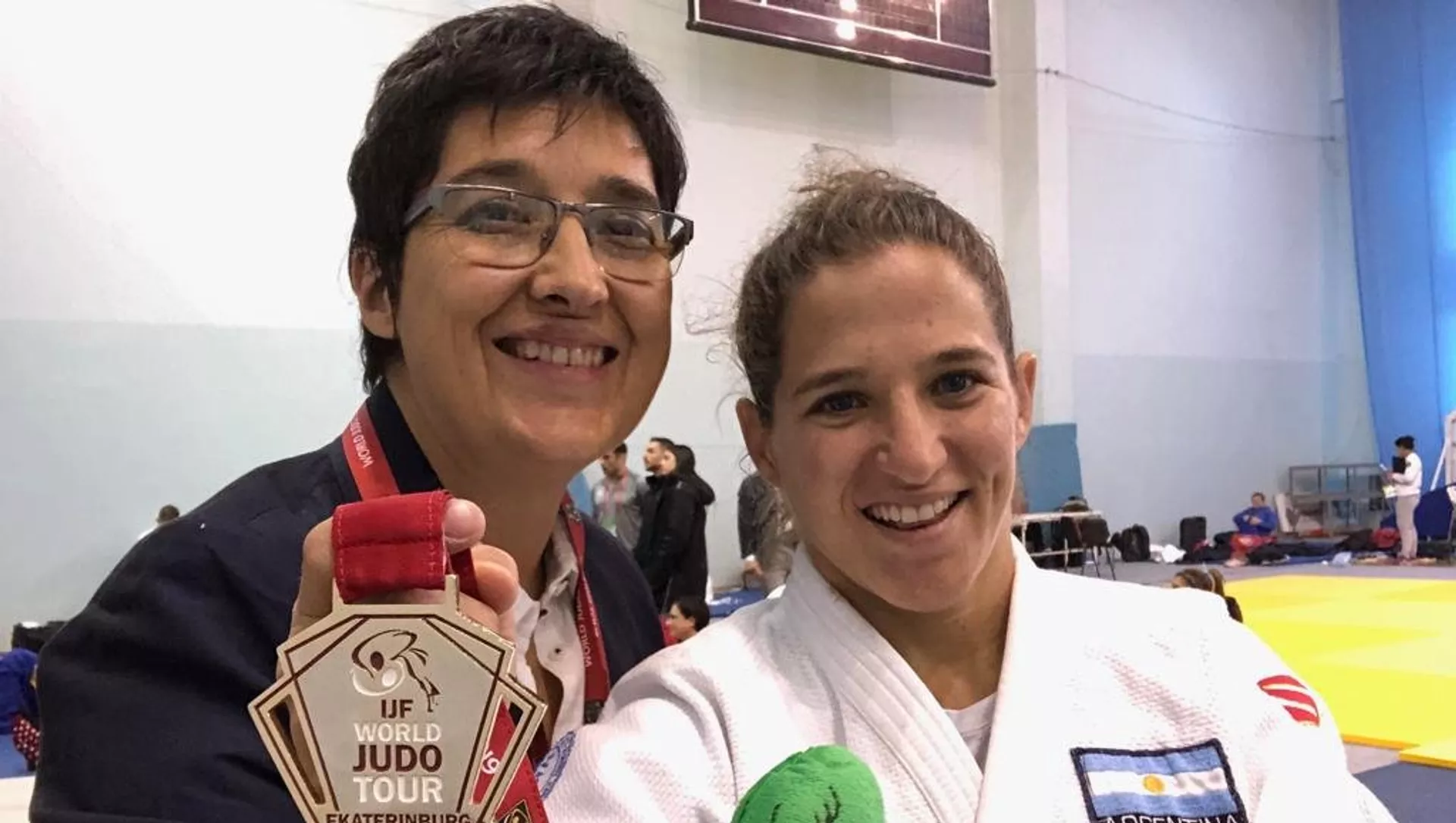 Laura Martinel y Paula Pareto tras obtener una medalla de oro en Rusia, en marzo de 2019