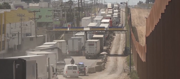 Caravanas de camiones tras la amenaza estadounidense de cerrar la frontera con México - Sputnik Mundo