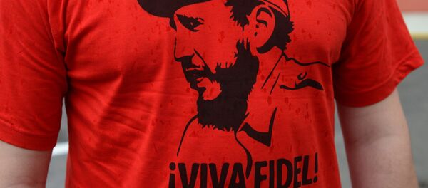 Una camiseta con una imagen de Fidel Castro, exlíder de Cuba - Sputnik Mundo