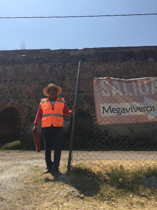 Ciriaco Juárez, trabajador del más grande vivero de Atlixco, Puebla, en las faldas del volcán Popocatépetl , que proveen la flores de pascua en Navidad, y el Cempazúchitl amarillo de las fiestas del Día de Muertos. Ciriaco Juárez, trabajador del más grande vivero de Atlixco, Puebla, en las faldas del volcán Popocatépetl , que proveen la flores de pascua en Navidad, y el Cempazúchitl amarillo de las fiestas del Día de Muertos. - Sputnik Mundo