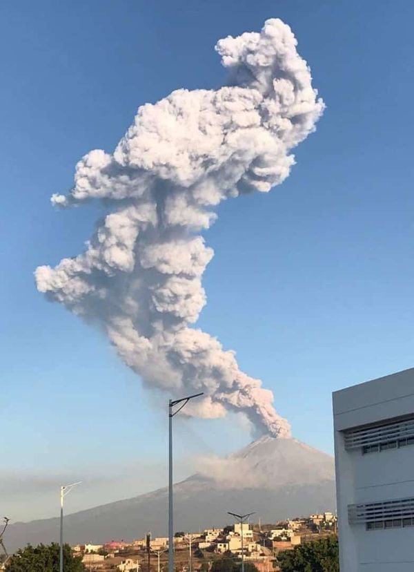 Columna de gases se eleva desde el volcán Popocatépetl, en México Columna de gases se eleva desde el volcán Popocatépetl, en México - Sputnik Mundo