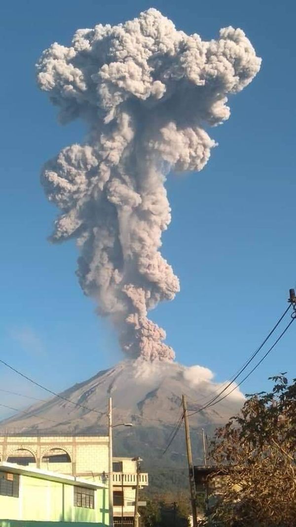 Columna de gases se eleva desde el volcán Popocatépetl, en México Columna de gases se eleva desde el volcán Popocatépetl, en México - Sputnik Mundo