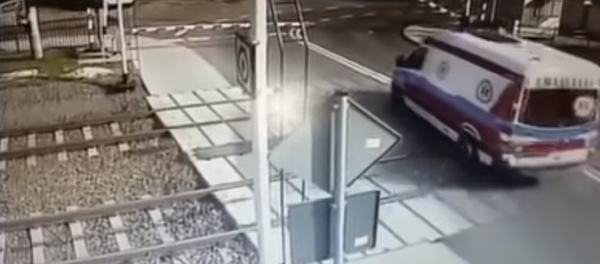 Un tren embiste a toda velocidad a una ambulancia en Polonia - Sputnik Mundo