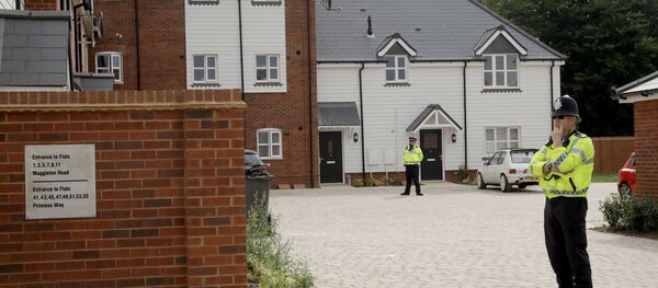 British police officers stand outside a residential property in Amesbury, England, Wednesday, July 4, 2018 - Sputnik Mundo