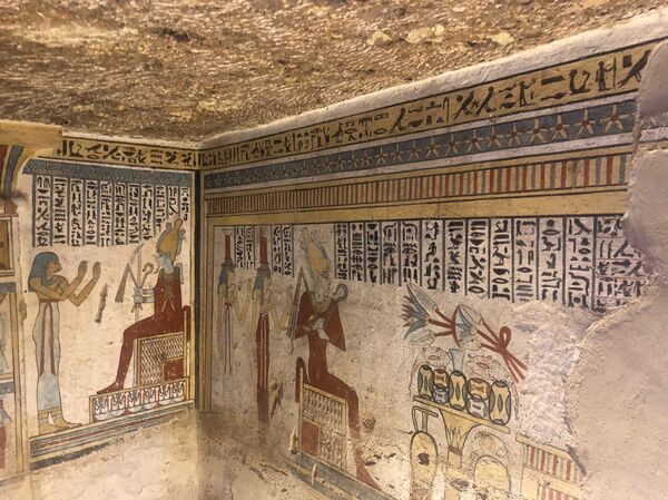 Los dibujos en las paredes de una antigua tumba en Egipto Los dibujos en las paredes de una antigua tumba en Egipto - Sputnik Mundo