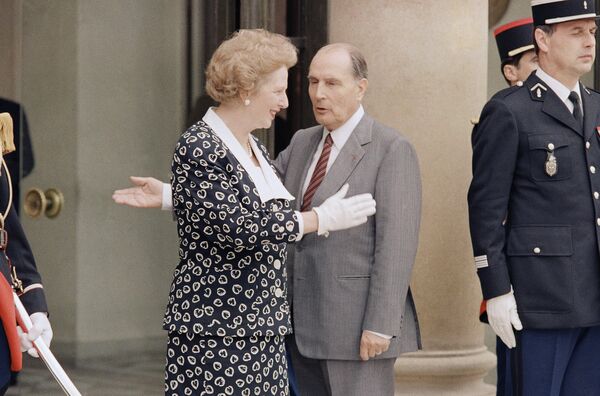 El presidente francés, François Mitterrand, saluda a la primera ministra británica, Margaret Thatcher, en los escalones del Palacio del Elíseo en París, el 29 de julio de 1987. El presidente francés, François Mitterrand, saluda a la primera ministra británica, Margaret Thatcher, en los escalones del Palacio del Elíseo en París, el 29 de julio de 1987. - Sputnik Mundo