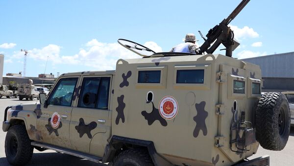 Un automóvil militar en Trípoli, Libia Un automóvil militar en Trípoli, Libia - Sputnik Mundo
