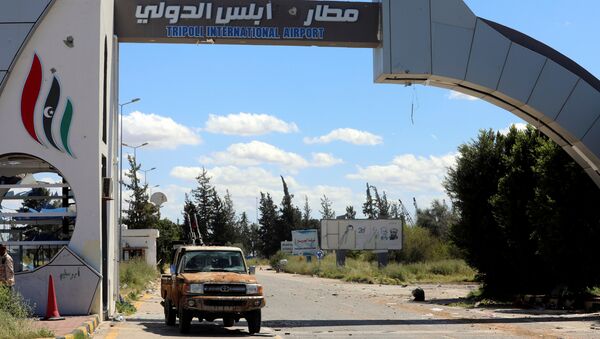 La entrada al aeropuerto de Trípoli, Libia - Sputnik Mundo