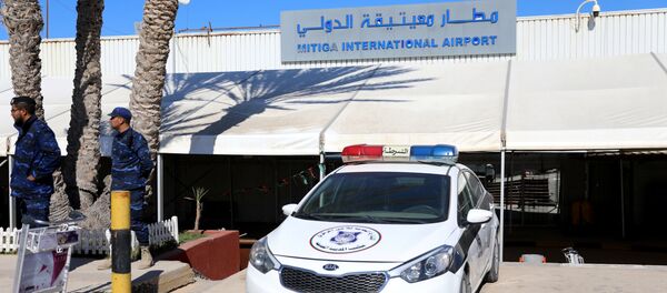 La policía en el aeropuerto de Trípoli, Libia - Sputnik Mundo