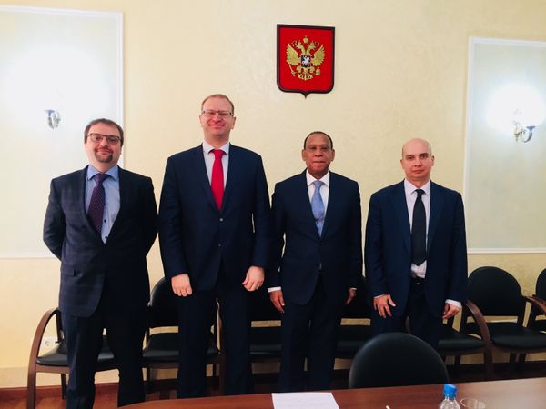 El director del Departamento de Política de Deportes y Cooperación Internacional del Ministerio del Deporte de Rusia, Borís Grishin y el embajador de la República Dominicana en Rusia, José Manuel Castillo Betances El director del Departamento de Política de Deportes y Cooperación Internacional del Ministerio del Deporte de Rusia, Borís Grishin y el embajador de la República Dominicana en Rusia, José Manuel Castillo Betances - Sputnik Mundo