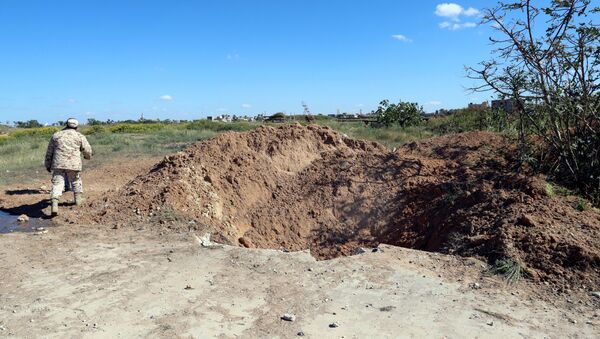 Consecuencias del bombardeo del aeropuerto Mitiga en Trípoli - Sputnik Mundo