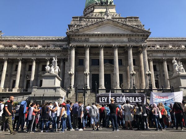 Tres gobiernos con Precios Cuidados: ¿sirven para bajar la inflación en Argentina? Tres gobiernos con Precios Cuidados: ¿sirven para bajar la inflación en Argentina? - Sputnik Mundo