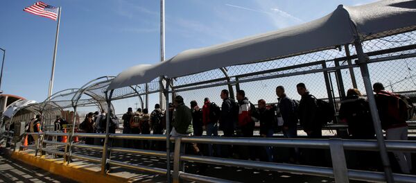 Migrantes en la frontera sur de EEUU - Sputnik Mundo