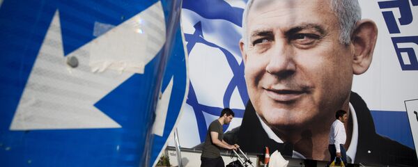 Póster preelectoral del partido Likud y su líder Benjamín Netanyahu, antes de las elecciones parlamentarias de Israel del 9 de abril de 2019 - Sputnik Mundo