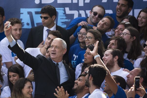 Benny Gantz, líder del partido Kahol Lavan ('Azul y Blanco') durante un acto de campaña en Tel Aviv, el 8 de abril de 2019 Benny Gantz, líder del partido Kahol Lavan ('Azul y Blanco') durante un acto de campaña en Tel Aviv, el 8 de abril de 2019 - Sputnik Mundo