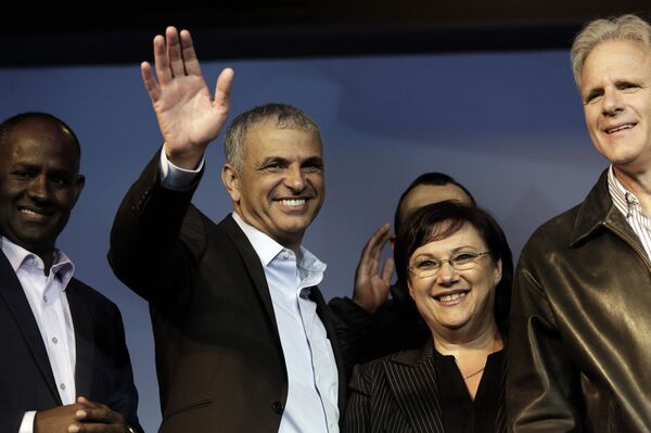 Moshe Kahlon, líder del partido Kulanu ('Todos nosotros') durante un acto de campaña en Tel Aviv, el 18 de marzo de 2015 Moshe Kahlon, líder del partido Kulanu ('Todos nosotros') durante un acto de campaña en Tel Aviv, el 18 de marzo de 2015 - Sputnik Mundo
