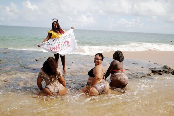 Mujeres de talla grande protestan contra la gordofobia en Brasil: 'Voy a ser gorda' - Sputnik Mundo