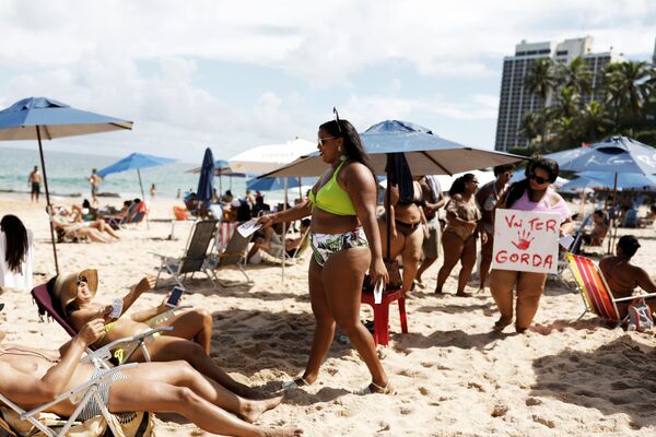 Mujeres de talla grande protestan contra la gordofobia en Brasil: 'Voy a ser gorda' - Sputnik Mundo