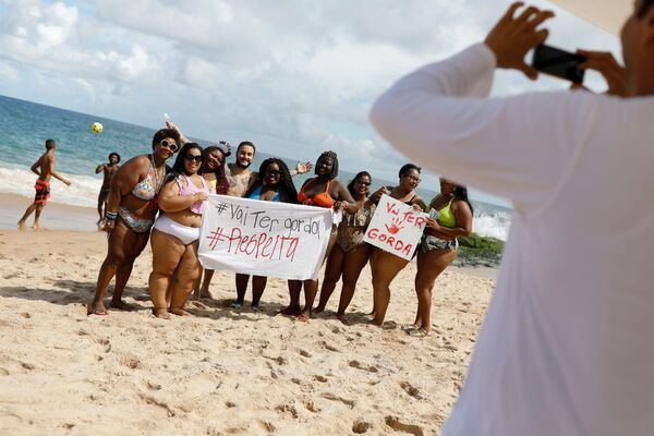 Mujeres de talla grande protestan contra la gordofobia en Brasil: 'Voy a ser gorda' - Sputnik Mundo