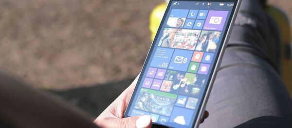 Un celular con el sistema operativo Windows Phone  - Sputnik Mundo