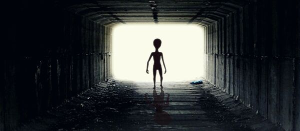 Un 'alienígena' abduce a un hombre en medio de Tel Aviv Un 'alienígena' abduce a un hombre en medio de Tel Aviv - Sputnik Mundo