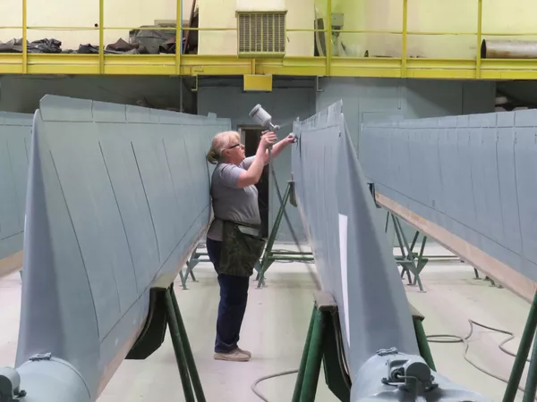 Las palas de la hélice se pintan manualmente con mucho cuidado Las palas de la hélice se pintan manualmente con mucho cuidado - Sputnik Mundo