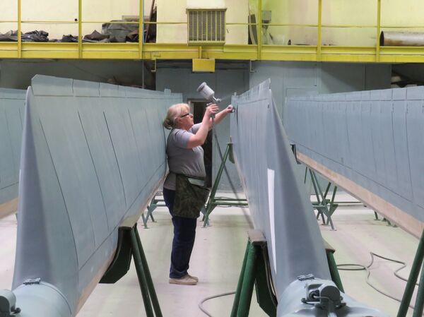 Las palas de la hélice se pintan manualmente con mucho cuidado - Sputnik Mundo