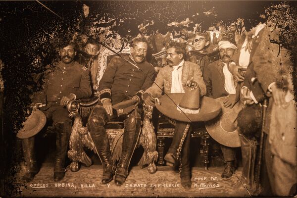 El general Tomás Urbina, el jefe militar Pancho Villa y Emiliano Zapata en el Palacio Nacional, Museo de la Ciudad de México, México D.F El general Tomás Urbina, el jefe militar Pancho Villa y Emiliano Zapata en el Palacio Nacional, Museo de la Ciudad de México, México D.F - Sputnik Mundo
