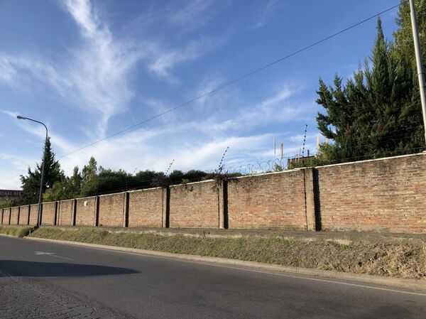 Una muralla separa a Nordelta del territorio que rodea a este exclusivo barrio privado de la provincia de Buenos Aires - Sputnik Mundo