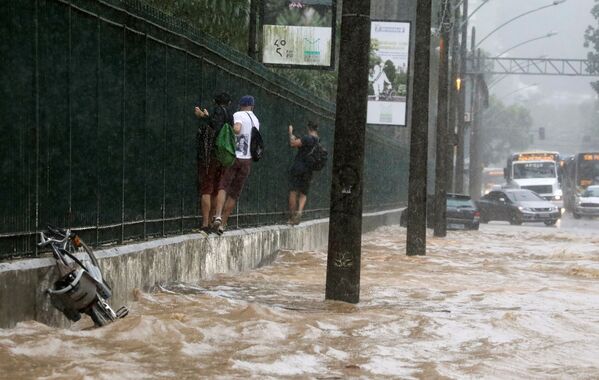 Fuertes lluvias tropicales dejan un reguero de destrucción en Brasil - Sputnik Mundo