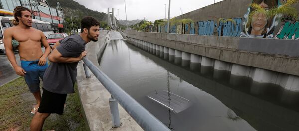 Fuertes lluvias tropicales dejan un reguero de destrucción en Brasil - Sputnik Mundo