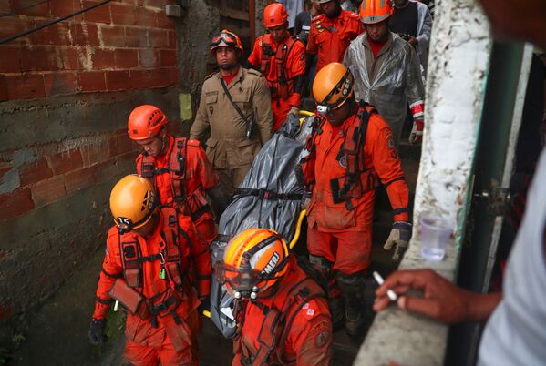 Fuertes lluvias tropicales dejan un reguero de destrucción en Brasil - Sputnik Mundo