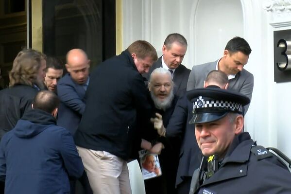 Julian Assange, creador de Wikileaks detenido por la policía de Reino Unido Julian Assange, creador de Wikileaks detenido por la policía de Reino Unido - Sputnik Mundo