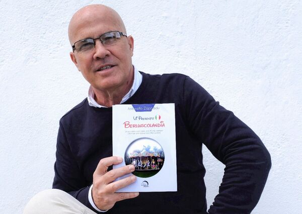 Antonello Zappadu junto a su último libro 'Vi presento Berluscolandia' - Sputnik Mundo