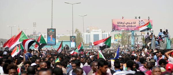 Las banderas de Sudán en las protestas - Sputnik Mundo