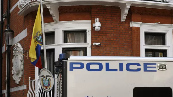 Policía británica cerca de la embajada de Ecuador en Londres