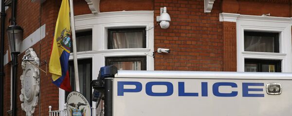 Policía británica cerca de la embajada de Ecuador en Londres - Sputnik Mundo