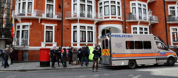 La Policía británica en la embajada de Ecuador en Londres arresta a Assange La Policía británica en la embajada de Ecuador en Londres arresta a Assange - Sputnik Mundo