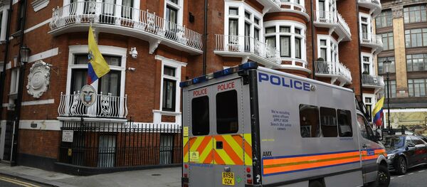 La Policía británica en la Embajada de Ecuador en Londres arresta a Assange - Sputnik Mundo