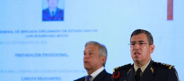 El presidente de México, Andrés Manuel López Obrador, y el nuevo comandante de la nueva Guardia Nacional - Sputnik Mundo