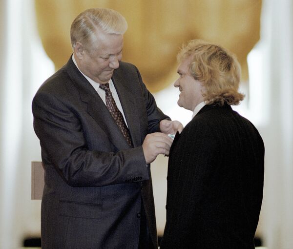 El entonces presidente de Rusia, Borís Yeltsin, otorga la Orden de la Amistad a Yuri Kuklachov (1995) - Sputnik Mundo
