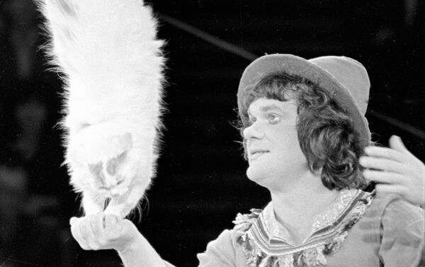 Yuri Kuklachov con uno de sus gatos durante una actuación en 1980 - Sputnik Mundo